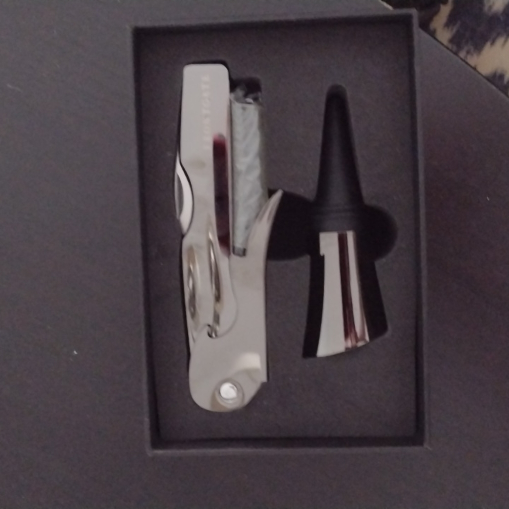 Frontgate wine opener and stopper set